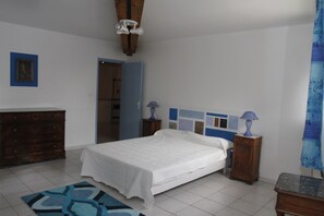 3 slaapkamers, een strijkplank/strijkijzer, reisbedje, wifi