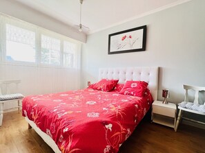 1 bedroom, iron/ironing board, travel cot, free WiFi - Nice apartment with sea view a few meters away and balcony, close to shops. (Perros-Guirec)