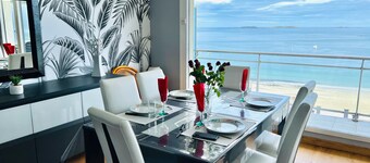 Nice apartment with sea view a few meters away and balcony, close to shops.