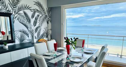 Nice apartment with sea view a few meters away and balcony, close to shops.