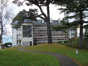 Exterior - Nice apartment with sea view a few meters away and balcony, close to shops. (Perros-Guirec)