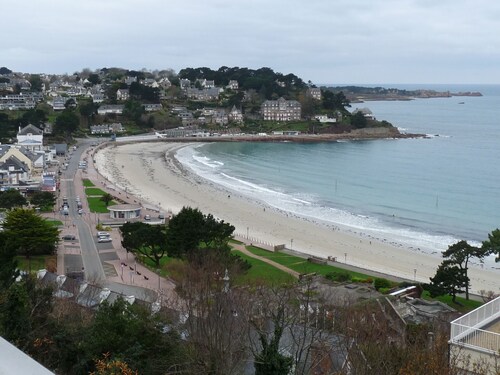 Nice apartment with sea view a few meters away and balcony, close to shops.