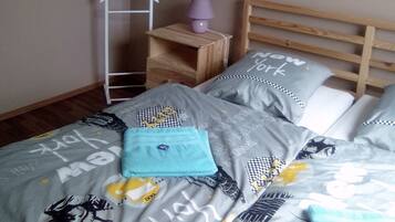 2 habitaciones, tabla de planchar con plancha y ropa de cama