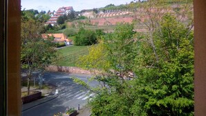 Une vue d’un paysage vallonné avec des immeubles résidentiels, une route et un pont.