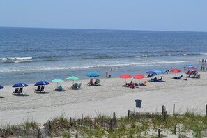 On the beach - Comfy Direct Oceanfront Condo. Our Happy Place can be Yours. Book a great deal! (North Myrtle Beach)
