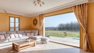 Télévision, cheminée, lecteur de DVD, baby-foot