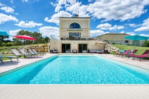 حمّام سباحة خارجي، حمّام سباحة مُدفَّأ