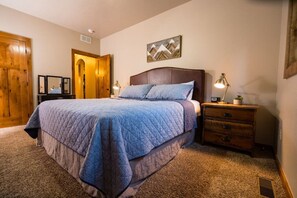4 habitaciones, escritorio y tabla de planchar con plancha