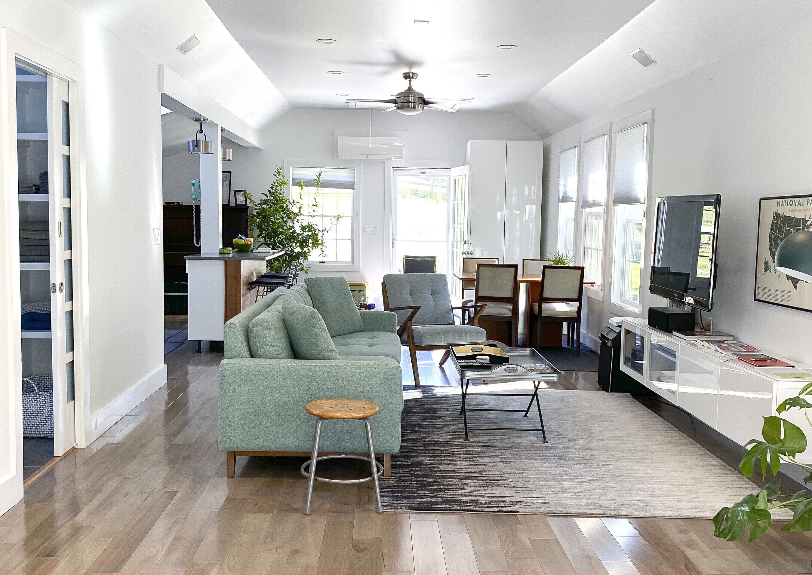 TV connectée, livres, chaîne hi-fi