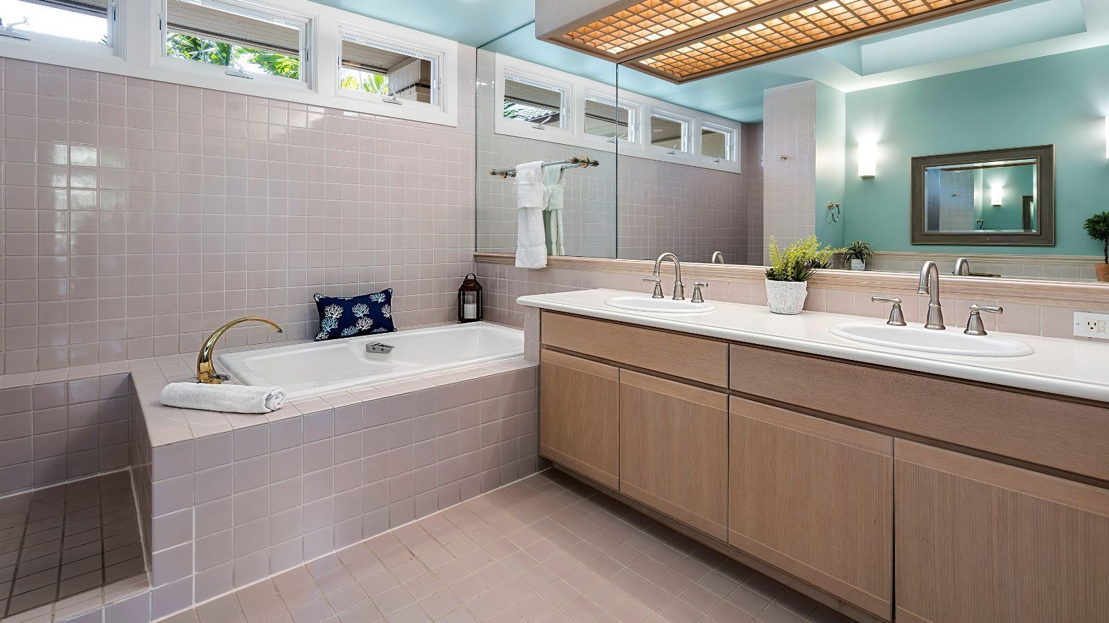 Bathtub, hair dryer, towels