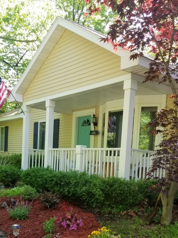 Exterior detail - DOG FRIENDLY! HOTUB! WARREN DUNES (Sawyer)