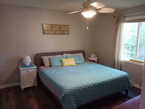 3 bedrooms, iron/ironing board, WiFi, bed sheets - DOG FRIENDLY! HOTUB! WARREN DUNES (Sawyer)
