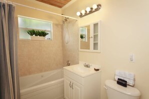 Shower, hair dryer, towels - Casa del Sol - Cozy Hideaway with Pool in Grandview Heights (West Palm Beach)