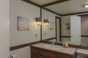 Combined shower/bathtub, hair dryer, towels, soap - Wintersun Cottage, Disc Golf Mecca, 2 Pvt Courses, 4 mi trails, A'ville 20 min (Fairview)