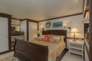 4 bedrooms, in-room safe, iron/ironing board, free WiFi