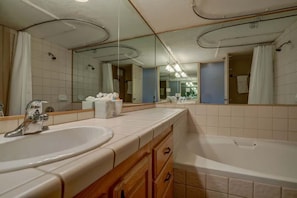 Dusche, Haartrockner, Handtücher, Shampoo