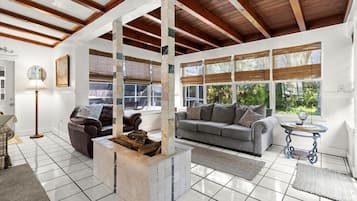 Smart-TV, DVD-Player, Bücher