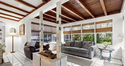 Flexible Policies- Coral House!, with private pool! Steps away from Kings Bay