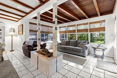 Flexible Policies- Coral House!, with private pool! Steps away from Kings Bay