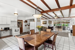 Dining - Flexible Policies- Coral House!, with private pool! Steps away from Kings Bay (crystal river)