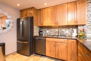 ثلاجة، ميكروويف، فرن، غسالة أطباق