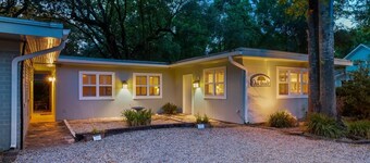 The King Suite - perfect location in Ocean Springs. Only 1 block to Front Beach!
