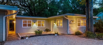 The King Suite - perfect location in Ocean Springs. Only 1 block to Front Beach!