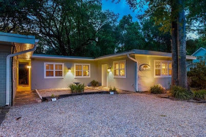 Only 1 block to FRONT BEACH! Perfect location in Ocean Springs! The King Suite