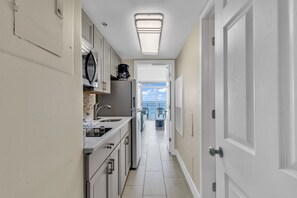 Jääkaappi, mikroaaltouuni, liesi, kahvin-/teenkeitin