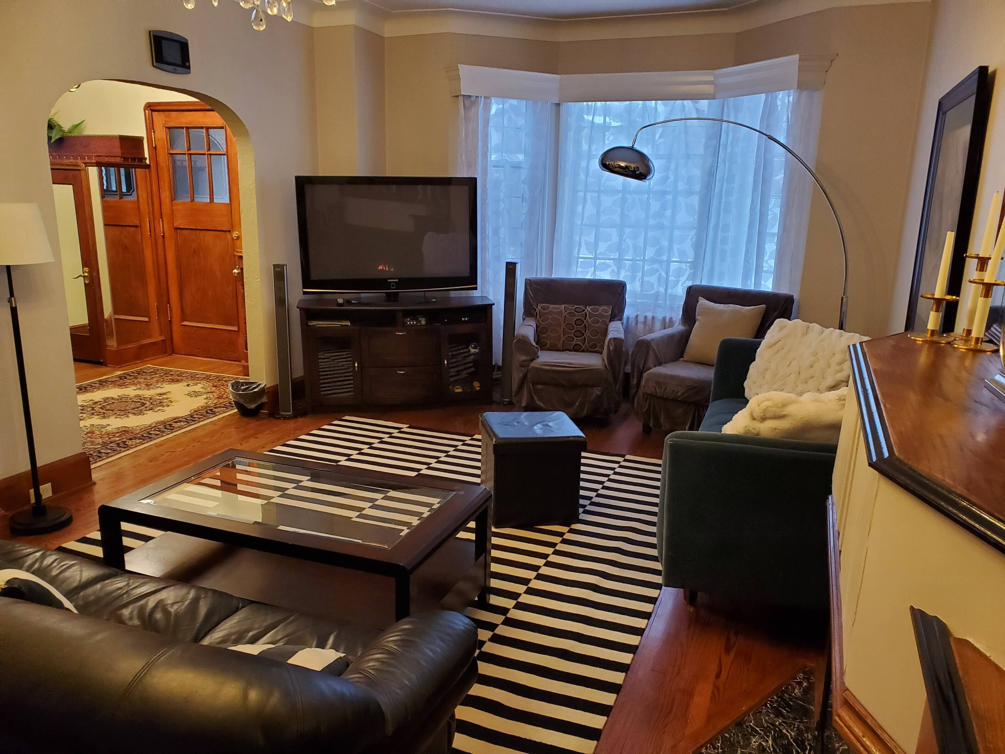 Smart TV, chimenea, libros y estéreo 