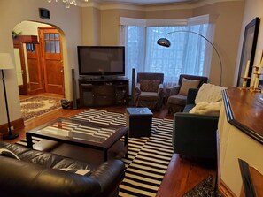 Smart TV, fireplace, books, stereo - 3 floors character house (Winnipeg)