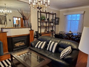 Smart TV, fireplace, books, stereo - 3 floors character house (Winnipeg)