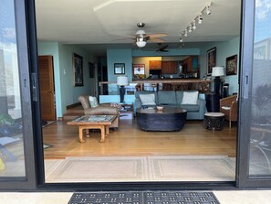 Smart TV, DVD player, books, video library - Puu Poa - Magnificent Oceanfront Condo (Princeville)