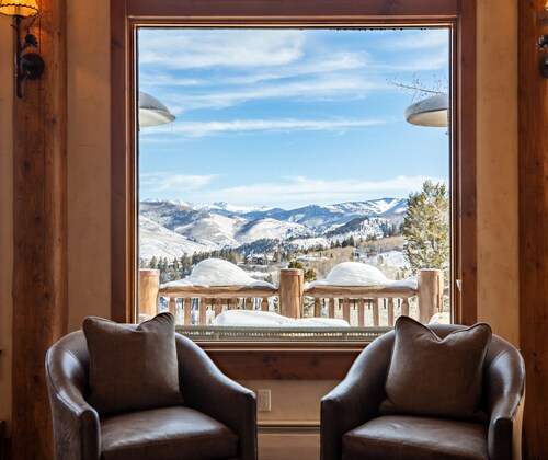 Amazing Ski-in / Out 5 Bedroom Home Directly on Slopes. Views!