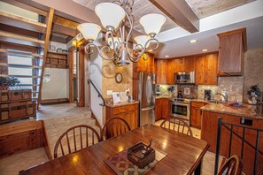 Kylskåp, ugn, spishäll och diskmaskin