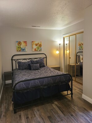 2 makuuhuonetta, silitysrauta/-lauta, ilmainen Wi-Fi, vuodevaatteet