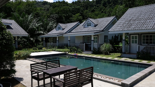 Outdoor pool - Suksompong Resort (Takua Pa)