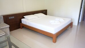 Desk, soundproofing, free WiFi - Suksompong Resort (Takua Pa)