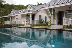 Outdoor pool - Suksompong Resort (Takua Pa)
