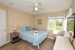 3 dormitorios, escritorio, tabla de planchar con plancha y cuna de viaje