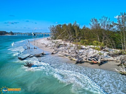 1 Block to the Beach - LARGE Private Pool - Newly Renovated 6 Bdrm Luxury House 