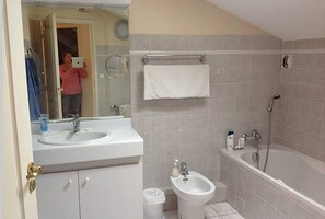Suihkun ja ammeen yhdistelmä, hiustenkuivaaja, bidee, pyyhkeet