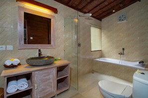 Deluxe-villa | Badeværelse | Bruser, gratis toiletartikler, bidet, håndklæder