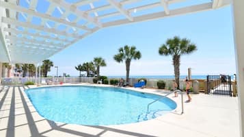 Una piscina cubierta