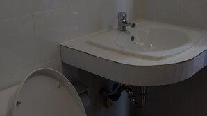 Un bany amb vàter, rentapel i mirall.