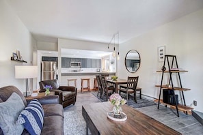 TV, fireplace - Spacious 2-bed, 2-bath Mountainwood 301 condo in Breckenridge, sleeps 8 guests! (Breckenridge)