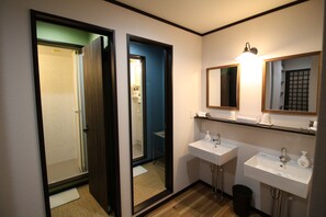 Shower, free toiletries, hair dryer, slippers - Hostel Michikusa-Ya (Fujikawaguchiko)