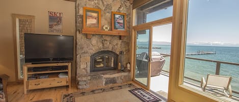 Télévision à écran plat, cheminée