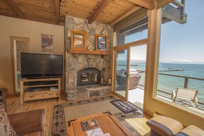 Flatskjerm-TV og peis