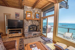 Flat-screen TV, fireplace - Star Harbor # 16 by Hauserman Rentals (Tahoe City)